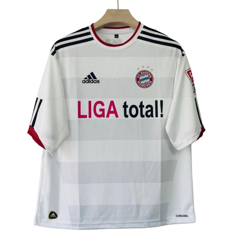 Bayern Munich 2010-11 Away Kit Kroos